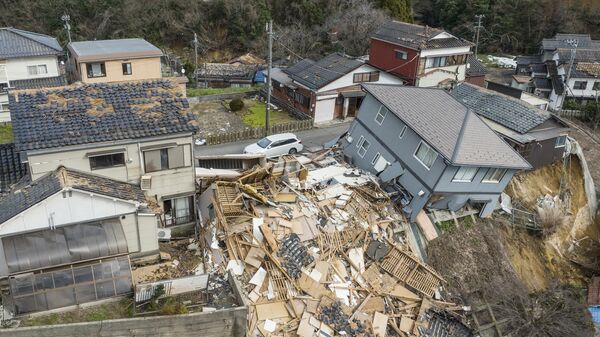 Поврежденные и разрушенные дома вдоль улицы в Вадзиме, префектура Исикава - Sputnik Тоҷикистон