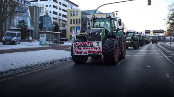 Немецкие фермеры заблокировали дороги по всей стране – видео - Sputnik Тоҷикистон