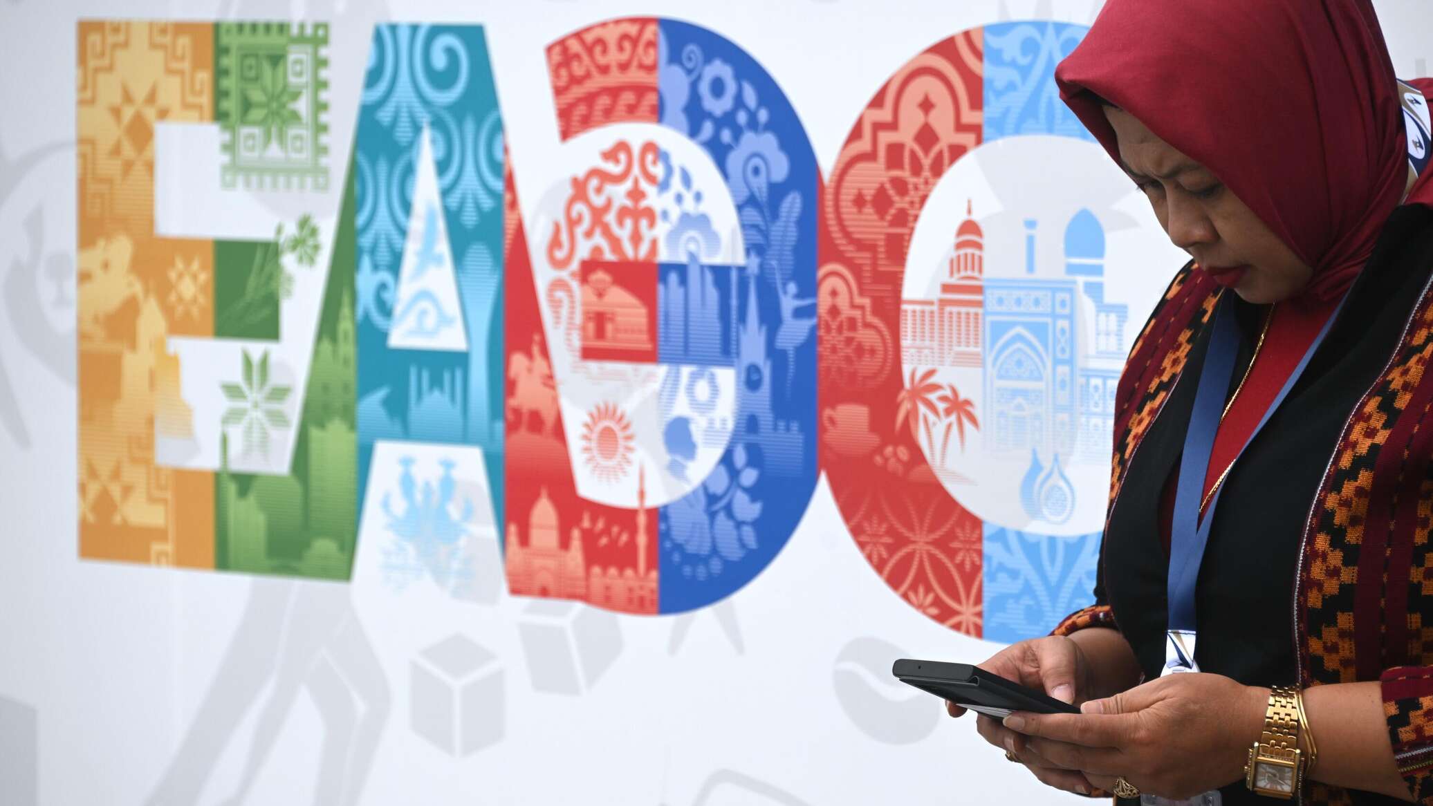 Азия события. Азия события. Девушка узбечка в национальном навруз костюме арт. Туристы в японии. Цветение сакуры в токио.