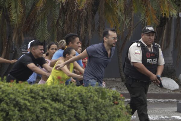 Полиция эвакуирует сотрудников телеканала TC Television после того, как группа вооруженных людей ворвалась на их съемочную площадку во время прямой трансляции в Гуаякиле. В Эквадоре произошла серия нападений после того, как правительство ввело режим чрезвычайного положения в связи с побегом влиятельного лидера банды из тюрьмы. - Sputnik Таджикистан