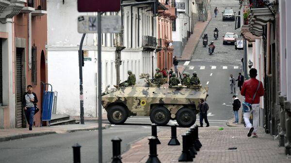 Силы безопасности Эквадора во время патрулирования на улицах Кито  - Sputnik Таджикистан
