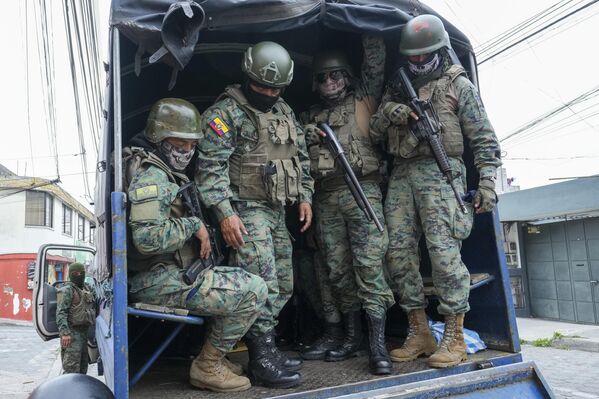 Солдаты патрулируют периметр тюрьмы инков во время чрезвычайного положения в Кито. - Sputnik Таджикистан
