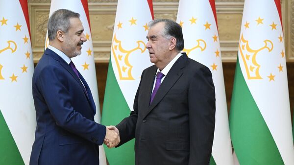 Президент Таджикистана Эмомали Рахмон и министр иностранных дел Турции Хакан Фидан - Sputnik Тоҷикистон
