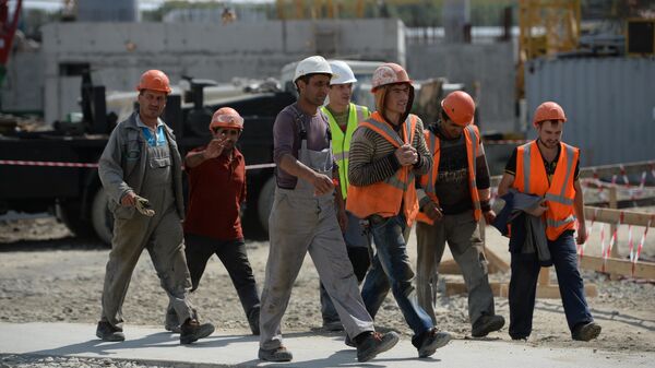 Рабочие на строительной площадке Центрального стадиона в Екатеринбурге. - Sputnik Таджикистан