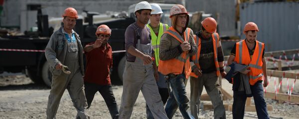 Рабочие на строительной площадке Центрального стадиона в Екатеринбурге. - Sputnik Таджикистан