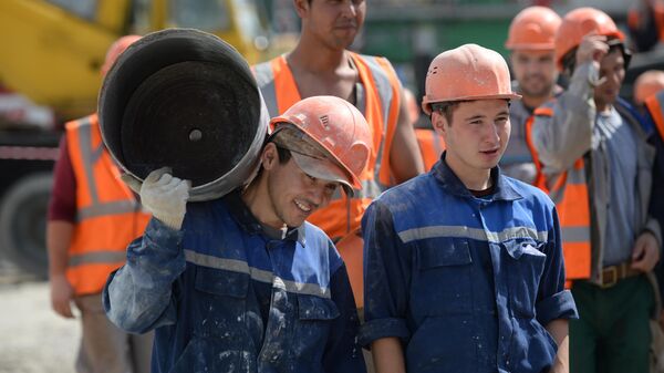 Рабочие на строительной площадке Центрального стадиона в Екатеринбурге. - Sputnik Таджикистан