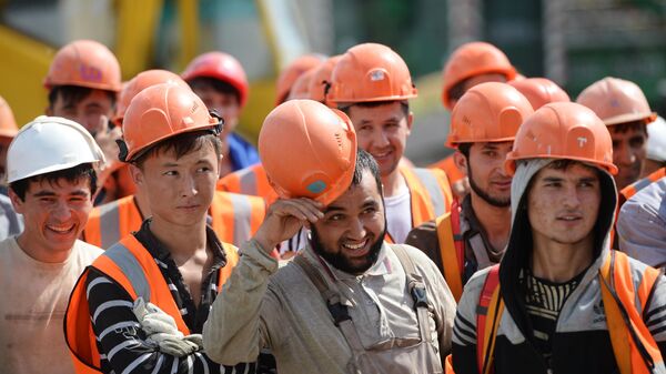 Рабочие на строительной площадке Центрального стадиона в Екатеринбурге. - Sputnik Таджикистан