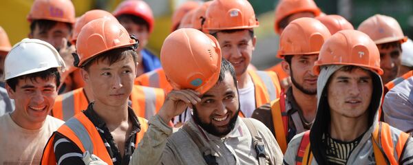 Рабочие на строительной площадке Центрального стадиона в Екатеринбурге. - Sputnik Таджикистан