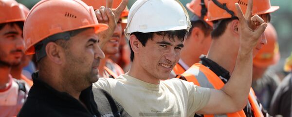 Рабочие на строительной площадке Центрального стадиона в Екатеринбурге. - Sputnik Таджикистан