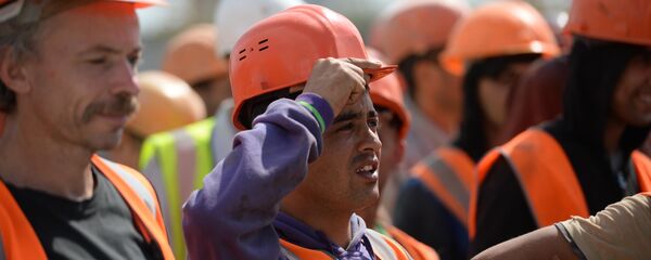 Рабочие на строительной площадке Центрального стадиона в Екатеринбурге. - Sputnik Тоҷикистон