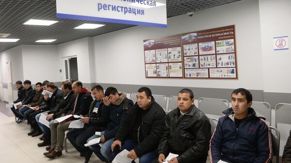 Выдача первых патентов в Едином миграционном центре Московской области - Sputnik Таджикистан