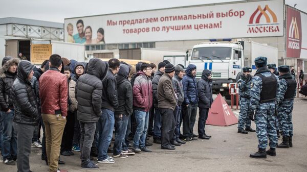 Полиция проводит проверку миграционного законодательства в ТЦ Москва - Sputnik Тоҷикистон