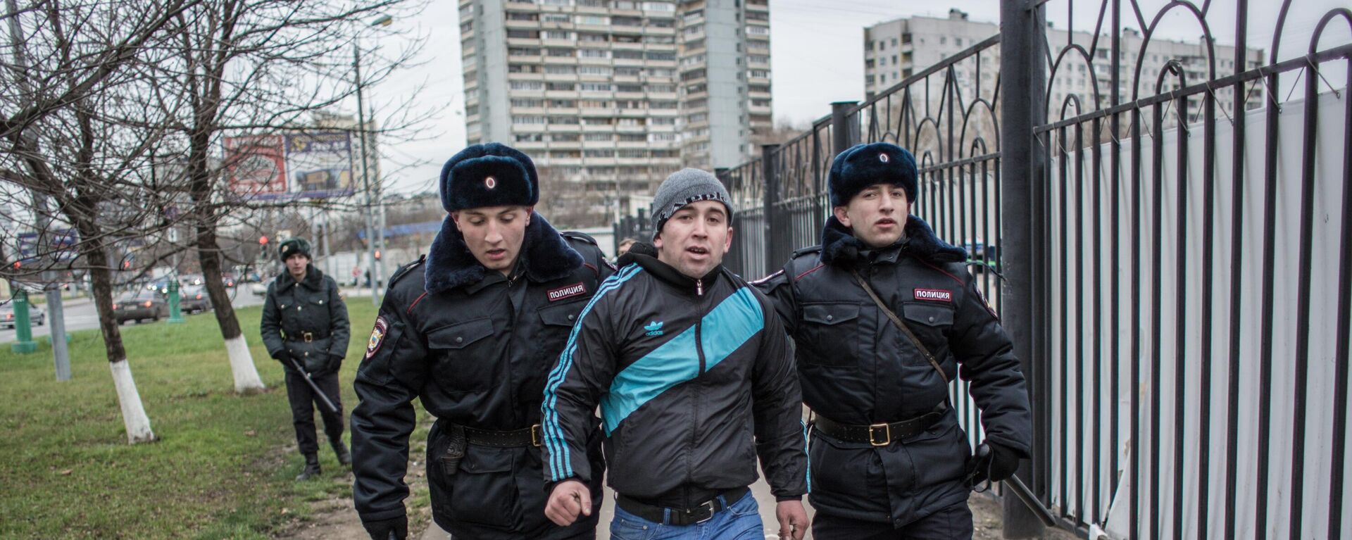 Полиция проводит проверку миграционного законодательства в ТЦ Москва - Sputnik Таджикистан, 1920, 15.02.2021