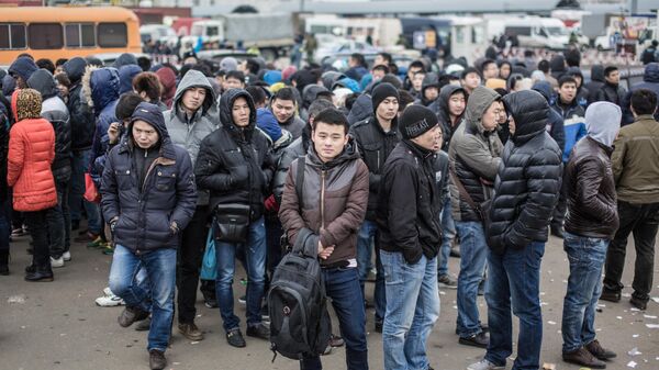Полиция проводит проверку миграционного законодательства в ТЦ Москва - Sputnik Тоҷикистон