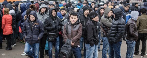 Полиция проводит проверку миграционного законодательства в ТЦ Москва - Sputnik Тоҷикистон