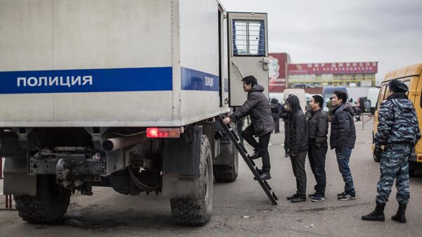 Полиция проводит проверку миграционного законодательства в ТЦ Москва - Sputnik Таджикистан