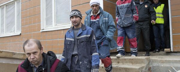 Рейд сотрудников ФМС по выявлению нелегальных мигрантов в Москве - Sputnik Таджикистан