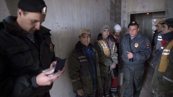 Рейд сотрудников ФМС по выявлению нелегальных мигрантов в Москве - Sputnik Таджикистан
