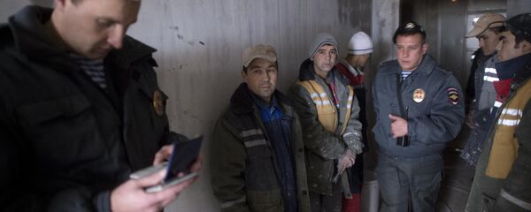 Рейд сотрудников ФМС по выявлению нелегальных мигрантов в Москве - Sputnik Таджикистан