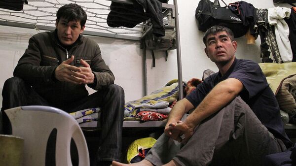 Рейд сотрудников ФМС в расселенный дом №10 в Докучаевом переулке - Sputnik Таджикистан