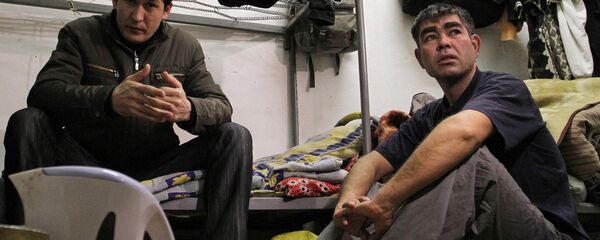 Рейд сотрудников ФМС в расселенный дом №10 в Докучаевом переулке - Sputnik Таджикистан