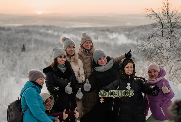 Люди встречают солнце после полярной ночи в Мурманске