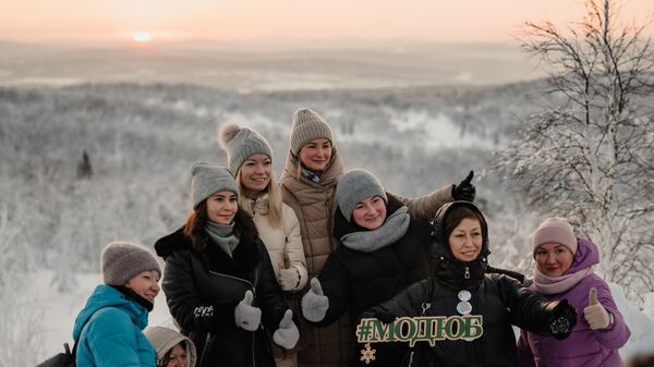 Люди встречают солнце после полярной ночи в Мурманске - Sputnik Тоҷикистон