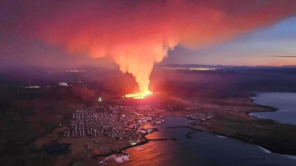 Извержение вулкана на юге Исландии недалеко от города Гриндавик - Sputnik Таджикистан