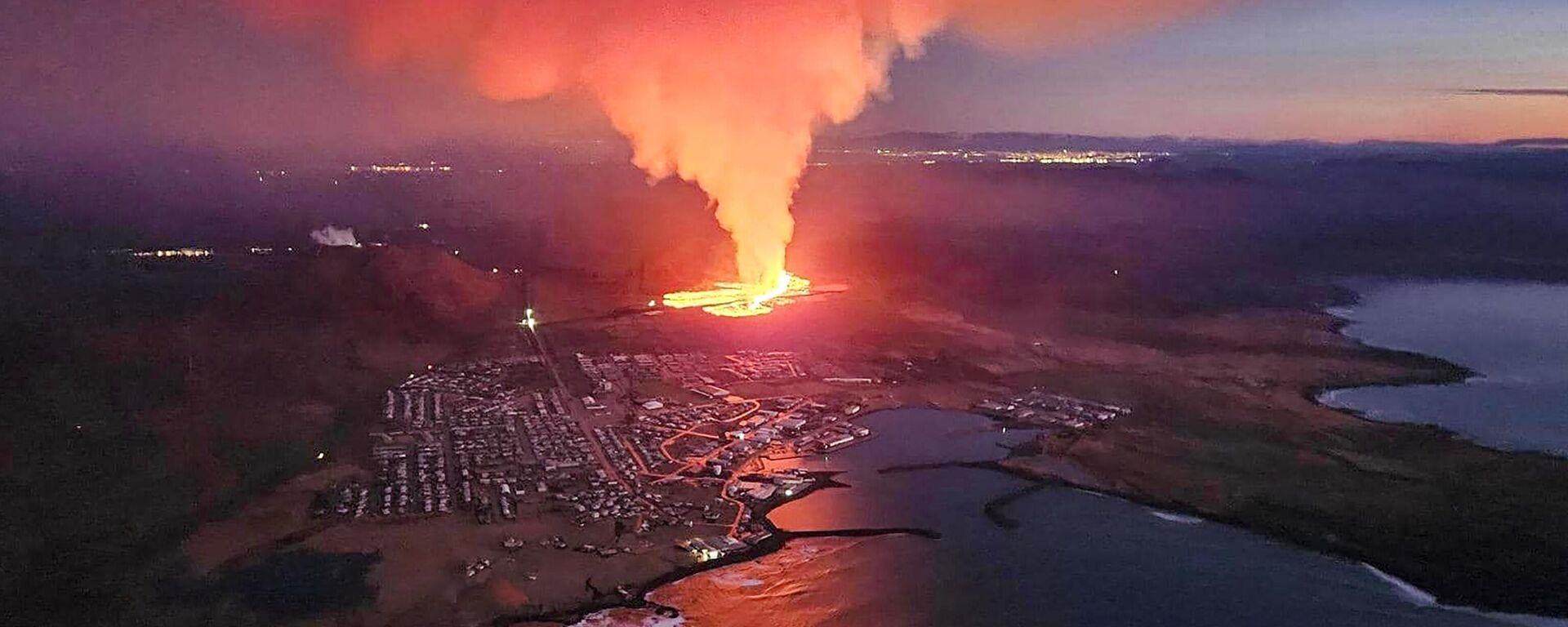 Извержение вулкана на юге Исландии недалеко от города Гриндавик - Sputnik Таджикистан, 1920, 15.01.2024