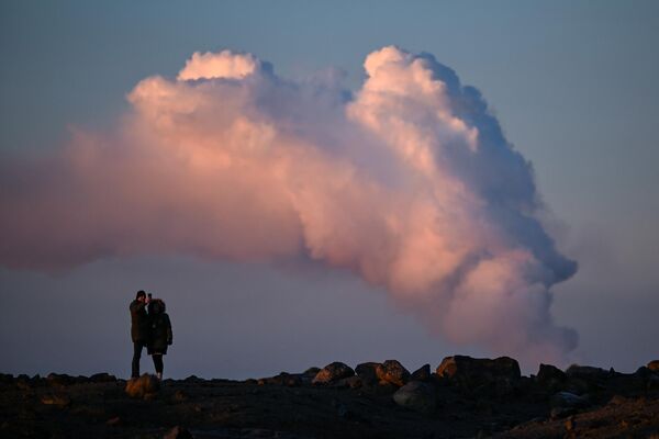 Извержение вулкана на юго-западе Исландии привело к выбросу полурасплавленной породы. - Sputnik Таджикистан