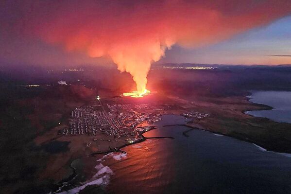 Извержение вулкана на юге Исландии на полуострове Рейкьянес признали самым серьезным с 1973 года, власти спешно эвакуировали всех жителей города Гриндавик. - Sputnik Таджикистан