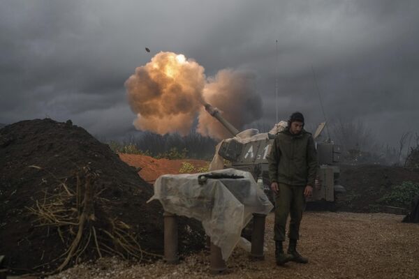 Израильское мобильное артиллерийское подразделение стреляет в сторону Ливана. - Sputnik Таджикистан