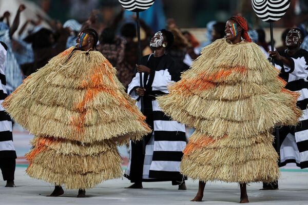 Артисты выступают во время церемонии открытия Кубка африканских наций (CAN) 2024 года на Олимпийском стадионе Алассане Уаттара в Эбимпе, Абиджан. - Sputnik Таджикистан