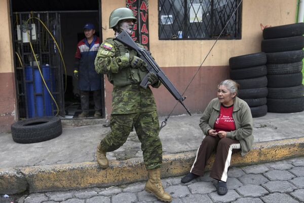 Солдаты патрулируют жилой район на южной стороне Кито, Эквадор. - Sputnik Таджикистан
