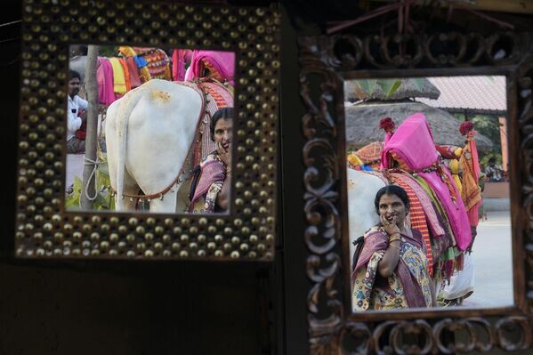 Женщина отражается в зеркалах ремесленного ларька в Шилпарамаме в Хайдарабаде, Индия - Sputnik Таджикистан