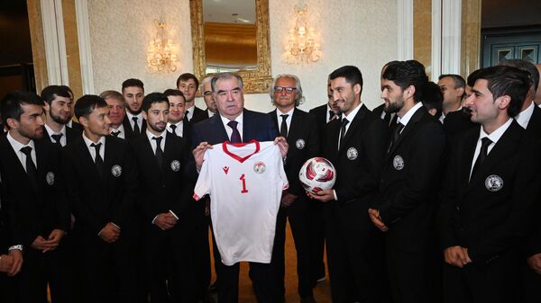 Эмомали Рахмон встретился с таджикскими футболистами перед решающим матчем с Ливаном - Sputnik Таджикистан