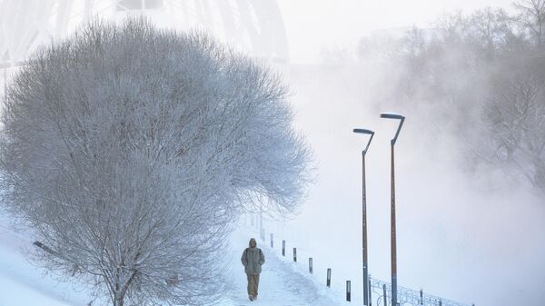 Молодой человек на набережной реки Исеть в морозную погоду в Екатеринбурге - Sputnik Таджикистан
