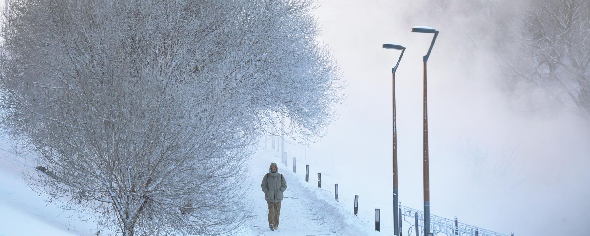 Молодой человек на набережной реки Исеть в морозную погоду в Екатеринбурге - Sputnik Таджикистан, 1920, 27.01.2024