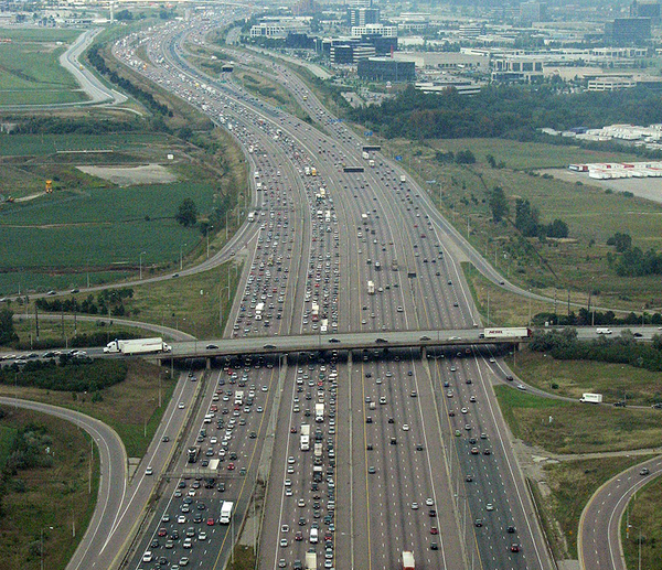 Шоссе №401, известное еще как Macdonald-Cartier Freeway, протянулось между Виндзором и Квебеком и состоит из 22 полос: 18основных и 4 подъездных. Кроме всего прочего, оно является еще и самой загруженной дорогой Северной Америки. - Sputnik Таджикистан