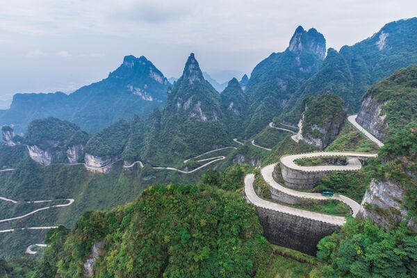 В Китае эта дорога более известна как дорога 99 поворотов, – горный серпантин, ведущий к Небесным Вратам. Название дороге дали 99 крутых изгибов-поворотов шоссе на пути к этому знаменитому природному феномену. Она поднимается с высоты в 200 м до 1300 м над уровнем моря. - Sputnik Таджикистан