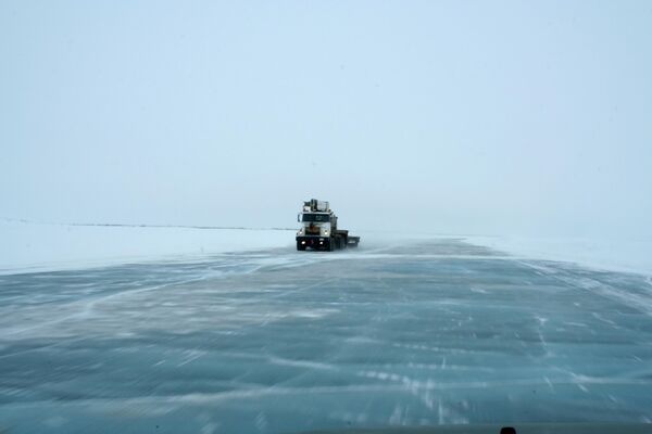 Mackenzie Ice Road,- зимняя дорога в самый северный поселок страны Туктояктук, расположенный всего в 400 километрах от Полярного круга. Дорога идетиз города Инувик и пролегает частично по замерзшему руслу реки Маккензи (Mackenzie), частично - по замерзшему морю Бофорта (Beaufort Sea), всего около 200 км. Лед достигает 2,5 метров в толщину, собственно, по нему ездить безопасно, но из-за горных хребтов дорога получается очень извилистой, потому ее считают одной из самых опасных в мире, но в то же время и самой красивой. - Sputnik Таджикистан