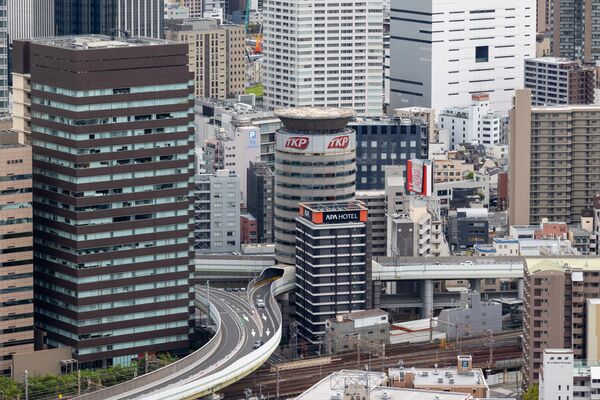 Съезд Умеда Маршрута Икэда системы Скоростной автомагистрали Хансин - это 16-этажное здание в Японии, через которое проходит шоссе. Оно проходит между 5-м и 7-м этажами этого здания. Лифт проходит по этажам без остановки, за 4-м этажом следует этаж 8. Съезд Умеда Маршрута Икэда системы Скоростной автомагистрали Хансин не касается здания, а проходит как мост, поддерживаемый опорами рядом со зданием. - Sputnik Таджикистан