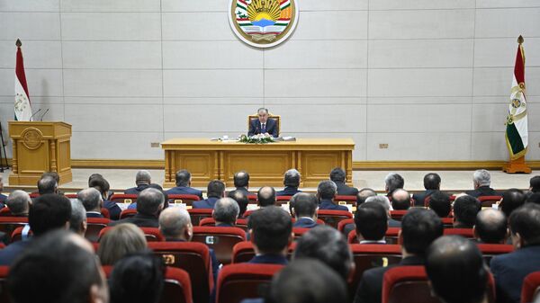 Президент Таджикистана Эмомали Рахмон на заседании правительства - Sputnik Тоҷикистон