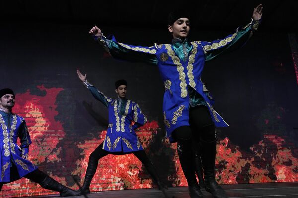 Иранские танцоры выступают на церемонии празднования древнего зороастрийского фестиваля Саде в середине зимы на окраине Тегерана. - Sputnik Таджикистан