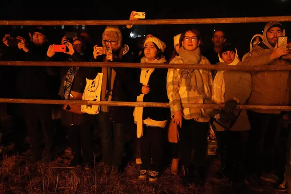 Сотни представителей зороастрийских меньшинств собрались после захода солнца, чтобы отметить свой древний праздник.  - Sputnik Таджикистан