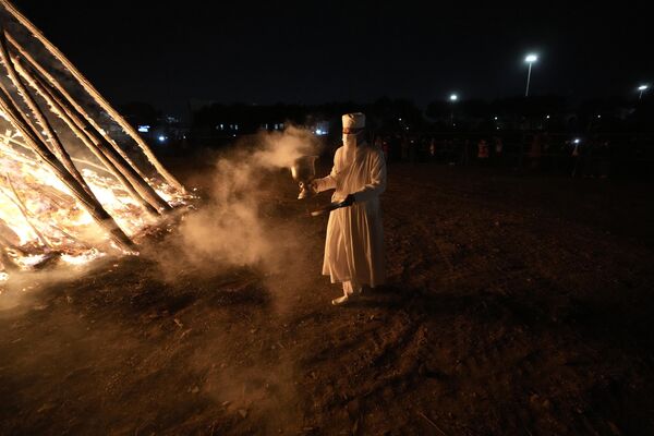 Зороастрийские жрецы подожгли большую кучу дров в кульминационный момент церемонии. - Sputnik Таджикистан