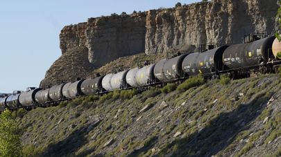Поезд, перевозящий цистерны с нефтью