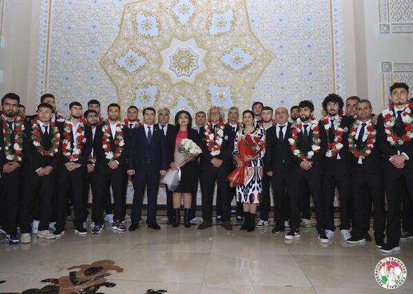 Завершилось приветствие сборной Таджикистана встречей с президентом Федерации футбола республики Рустамом Эмомали и общим фото. - Sputnik Таджикистан