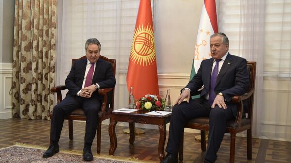 Встреча главы МИД Таджикистана Сироджиддина Мухриддина и главы МИД Кыргызстана Жээнбека Кулубаева - Sputnik Тоҷикистон