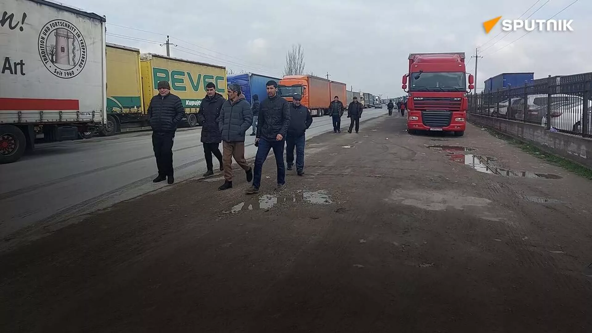 Ронандаҳои мошинҳои боркаши Тоҷикистон аз болоравии нархи рухсатномаи анҷоми амалиёти ҳамлу нақли байналмилалӣ шикоят доранд